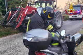 Incidente a Fermo, motociclista finisce sotto un trattore